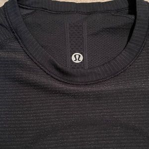 LULULEMON fitted top. Perfect condition.